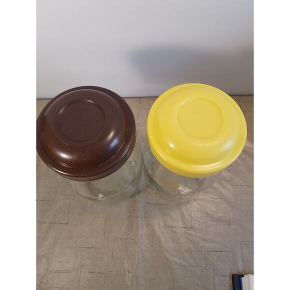Vintage‎ Carlton Glass Jars (2 Jars) 1 Yellow 1 Brown Lid 1.5 Liter - Picture 2 of 9